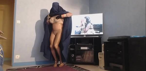  musulmane en burka montre ses grosses mamelles
